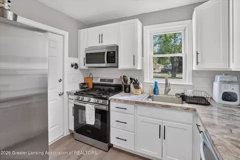 Kitchen - 730 Hunter Blvd, Lansing, MI 48910 photo 2 of 4