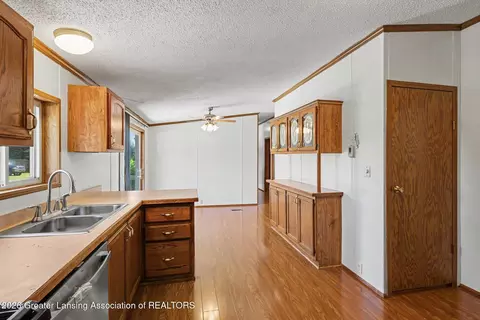 Entry Way - 4270 Trumble Rd, Jackson, MI 49201 photo 2 of 2
