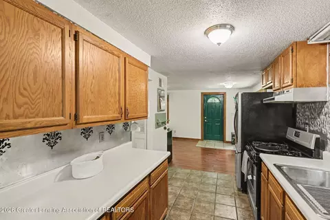 Entry Way - 130 Benton St, Bellevue, MI 49021 photo 2 of 3