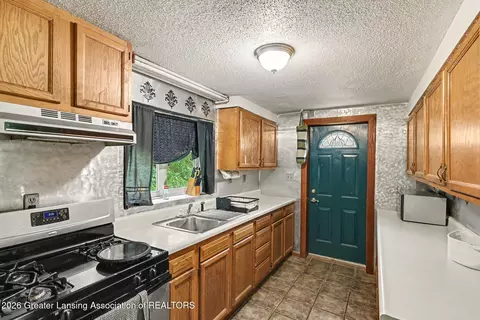 Entry Way - 130 Benton St, Bellevue, MI 49021 photo 1 of 3