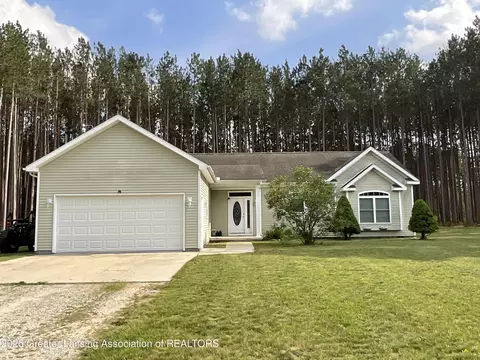 6827 Curtis Rd, Hale, MI 48739