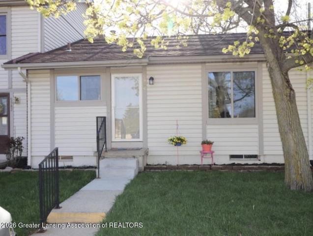 5984 Village Dr, Haslett, MI 48840
