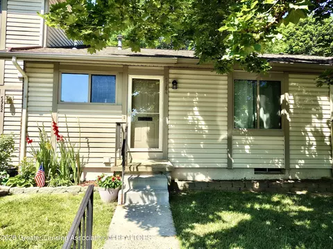 5984 Village Dr, Haslett, MI 48840
