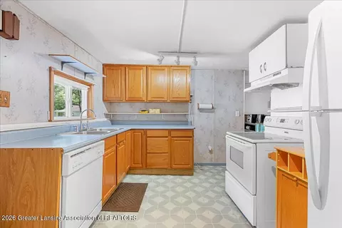 Kitchen - 501 Keyte St, Owosso, MI 48867 photo 2 of 5