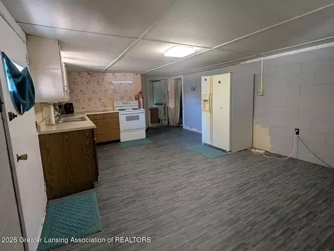 Kitchen - 1033 W Round Lake Rd, Dewitt, MI 48820 photo 3 of 4