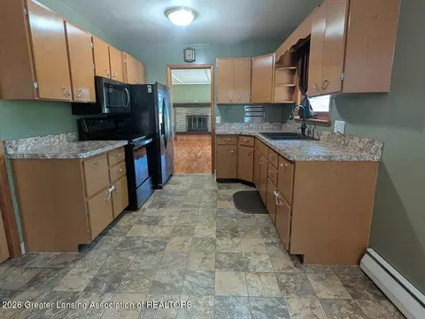 Kitchen - 1033 W Round Lake Rd, Dewitt, MI 48820 photo 2 of 4