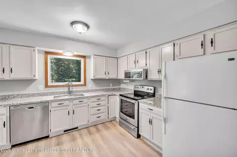 Kitchen - 1225 Sandhill Dr, Dewitt, MI 48820 photo 2 of 3