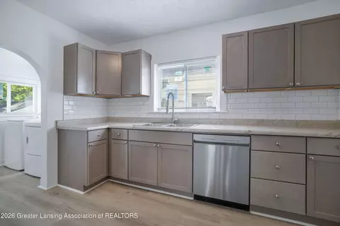 1102 Persons Ct, Lansing, MI 48906 photo 14
