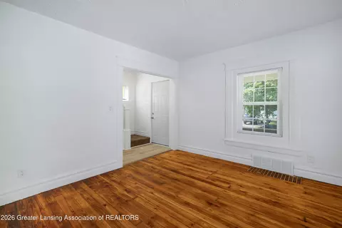 1102 Persons Ct, Lansing, MI 48906 photo 6
