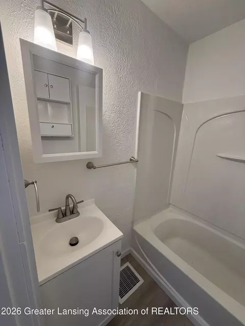 1102 Persons Ct, Lansing, MI 48906 photo 10