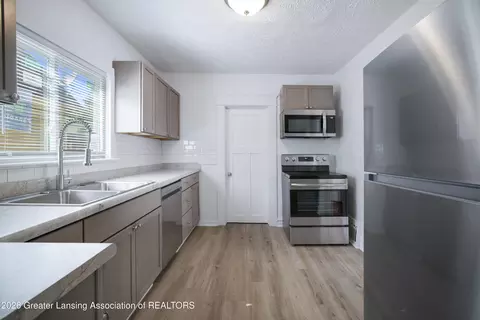 1102 Persons Ct, Lansing, MI 48906 photo 15