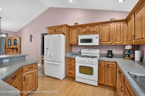 Kitchen - 6072 N Canal Rd, Dimondale, MI 48821 photo 3 of 5