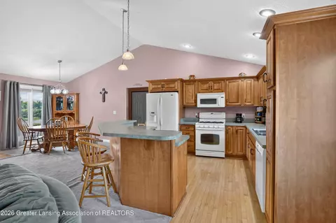 Kitchen - 6072 N Canal Rd, Dimondale, MI 48821 photo 4 of 5