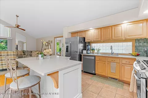 Kitchen - 16940 Cedarbrook Dr, Haslett, MI 48840 photo 2 of 5