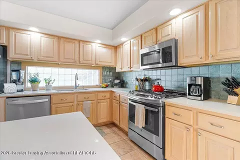 Kitchen - 16940 Cedarbrook Dr, Haslett, MI 48840 photo 5 of 5