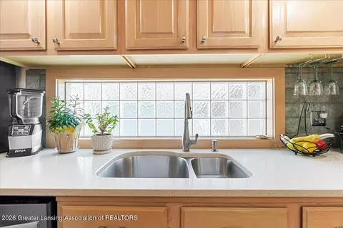 Kitchen - 16940 Cedarbrook Dr, Haslett, MI 48840 photo 3 of 5