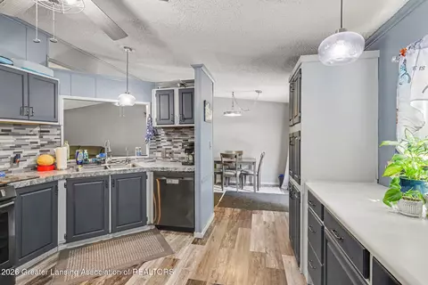 Entry Way - 8995 River Park Rd, Jackson, MI 49201 photo 2 of 2