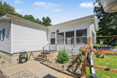 Exterior - 8995 River Park Rd, Jackson, MI 49201 photo 3 of 9