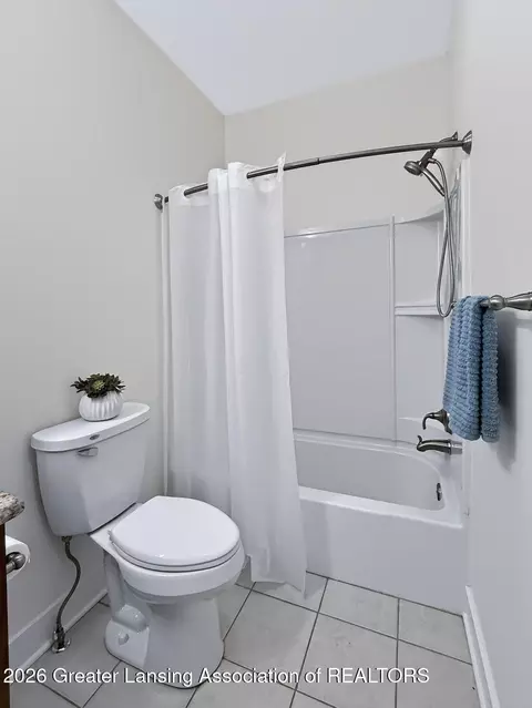 Bath - 5167 E Hawk Hollow Dr, Bath, MI 48808 photo 5 of 6