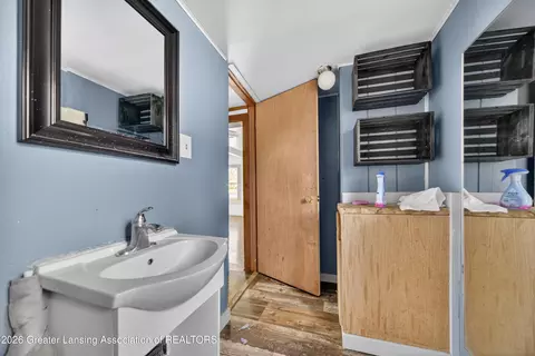 Entry Way - 122 E 124 E Mill St, Bellevue, MI 49021 photo 7 of 10