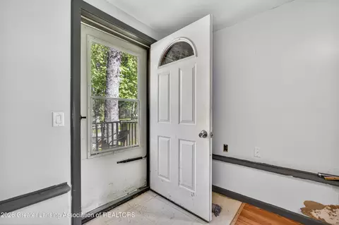 Entry Way - 122 E 124 E Mill St, Bellevue, MI 49021 photo 3 of 10
