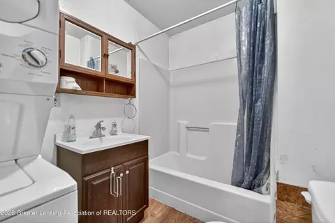 Bath - 122 E 124 E Mill St, Bellevue, MI 49021 photo 1 of 2