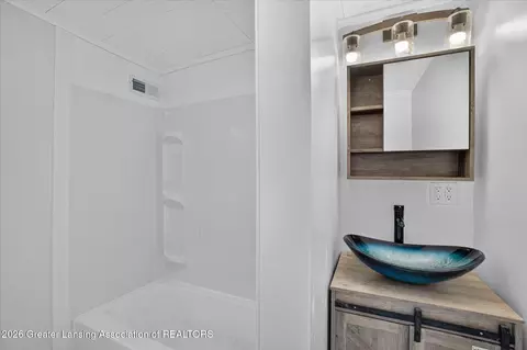 Bath - 820 Fleming Ave, Jackson, MI 49202 photo 3 of 3