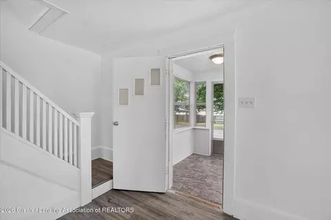 Entry Way - 820 Fleming Ave, Jackson, MI 49202 photo 3 of 8