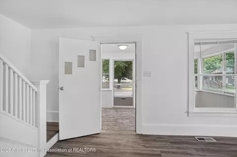 Entry Way - 820 Fleming Ave, Jackson, MI 49202 photo 2 of 8