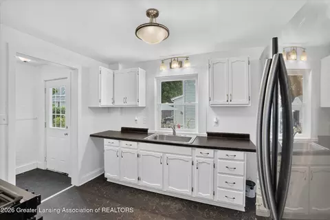 Entry Way - 820 Fleming Ave, Jackson, MI 49202 photo 4 of 8