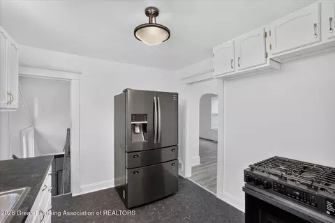 Entry Way - 820 Fleming Ave, Jackson, MI 49202 photo 6 of 8