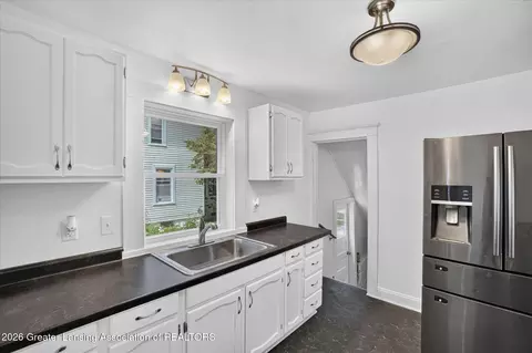 Entry Way - 820 Fleming Ave, Jackson, MI 49202 photo 5 of 8