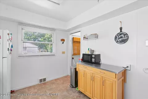 Entry Way - 925 Mitchell Ave, Lansing, MI 48917 photo 2 of 2