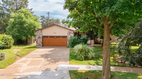 907 Whittier Dr, East Lansing, MI 48823