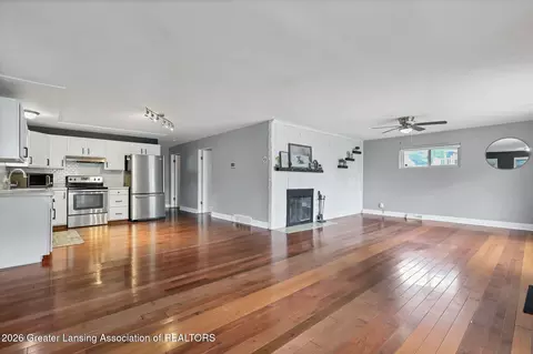 Living - 3007 Sheffer Ave, Lansing, MI 48906 photo 4 of 5