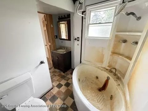 Bath - 612 Andrew Ave, Jackson, MI 49202 photo 1 of 2