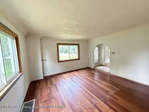 Living - 612 Andrew Ave, Jackson, MI 49202 photo 2 of 3