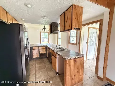 Entry Way - 612 Andrew Ave, Jackson, MI 49202 photo 1 of 2