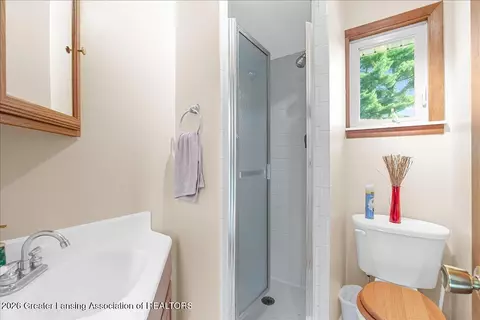 Bath - 6731 W Galway Cir, Dimondale, MI 48821 photo 1 of 2