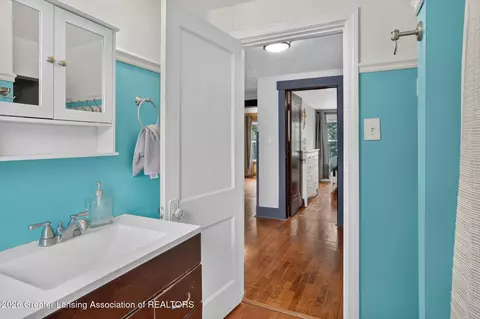 Entry Way - 908 Britten Ave, Lansing, MI 48910 photo 4 of 7