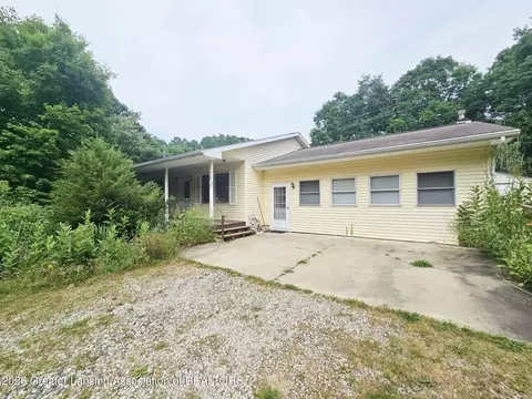 1617 S Ionia Rd, Vermontville, MI 49096