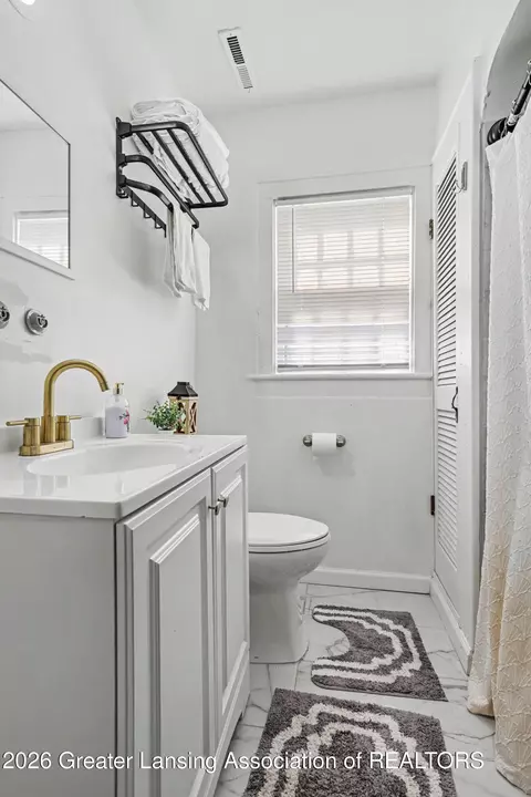 Bath - 405 Everett Dr, Lansing, MI 48915 photo 2 of 5