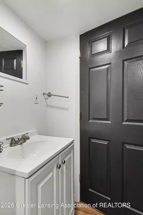 Bath - 405 Everett Dr, Lansing, MI 48915 photo 5 of 5