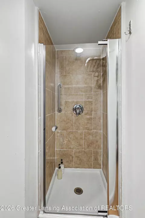Bath - 405 Everett Dr, Lansing, MI 48915 photo 4 of 5