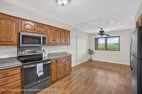 Kitchen - 4600 W Marshall Rd, Saint Johns, MI 48879 photo 3 of 4
