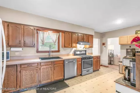 Entry Way - 2016 S Aurelius Rd, Mason, MI 48854 photo 4 of 8