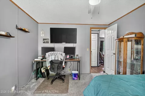 Bedroom - 13998 Center Rd, Bath, MI 48808 photo 5 of 8