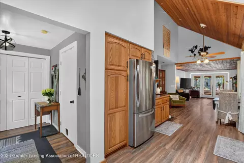 Entry Way - 11121 Wood Rd, Dewitt, MI 48820 photo 2 of 6