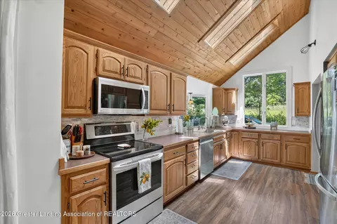 Kitchen - 11121 Wood Rd, Dewitt, MI 48820 photo 3 of 4