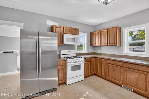 Kitchen - 2637 M-21, Saint Johns, MI 48879 photo 2 of 3